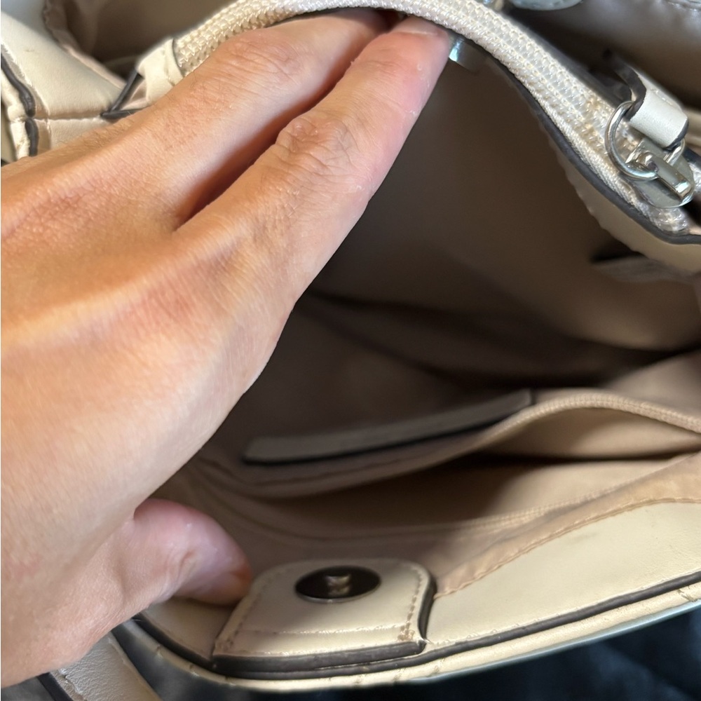 ✨ Pre-Loved Nine West Quilted Crossbody Bag ✨ - Picture 7 of 8